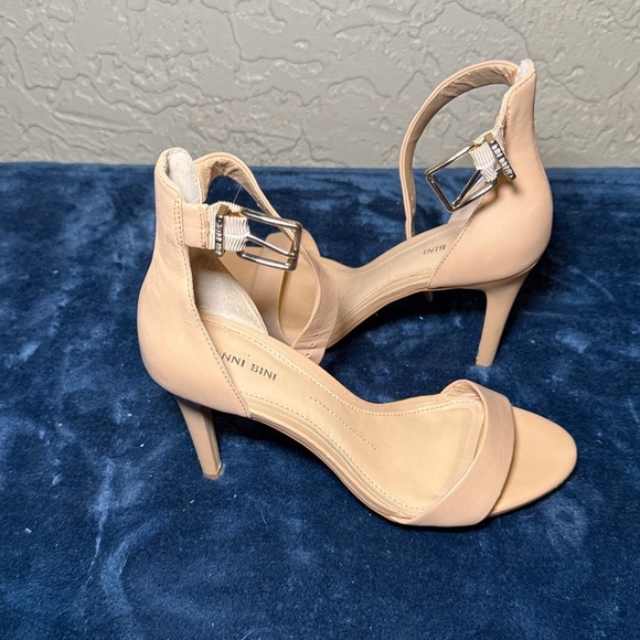 Gianni Bini Nude 4" Heels Size 8.5 Vegan Leather Strap Shoes Pumps Stilettos - Picture 8 of 10